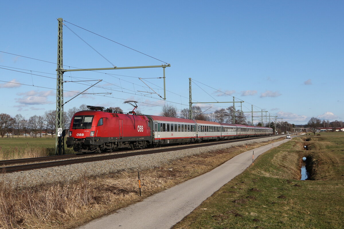 1116 252 war mit dem  EC 112  am 5. Februar 2022 bei Übersee am Chiemsee auf dem Weg nach München.