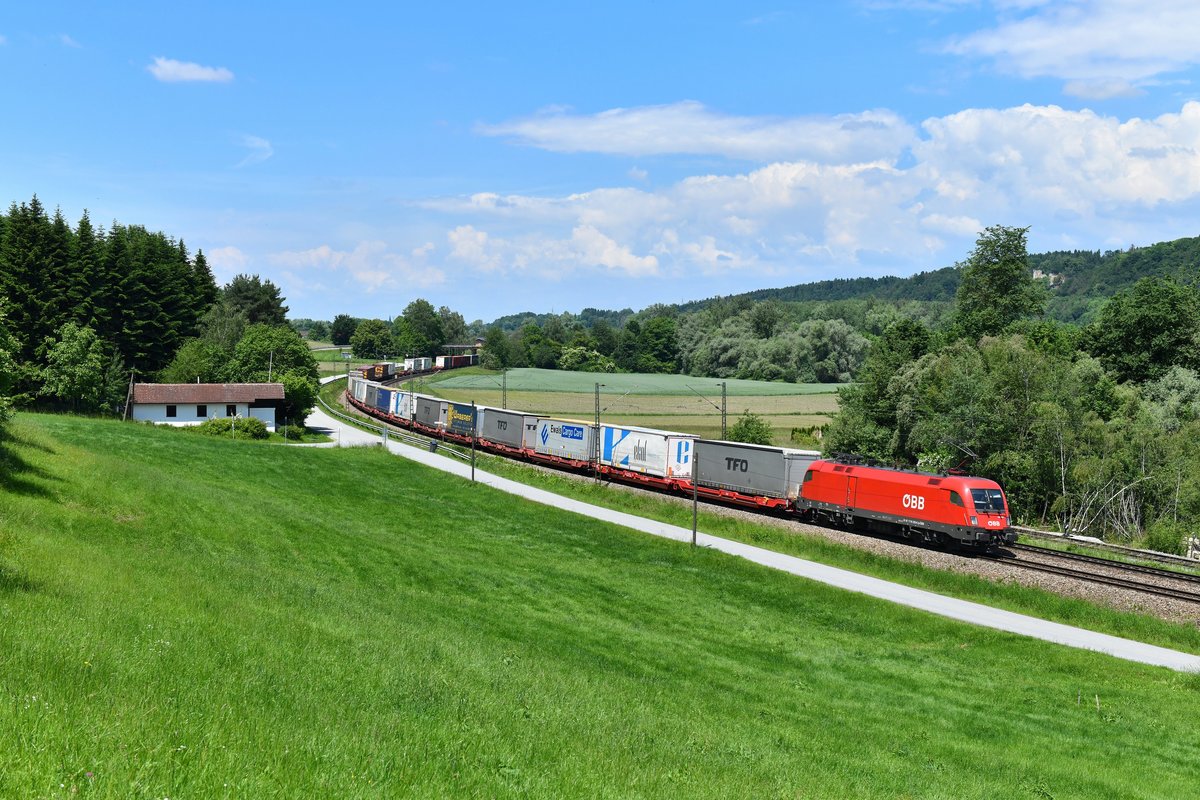 1116 253 mit einem KLV am 01.06.2019 bei Vilshofen. 