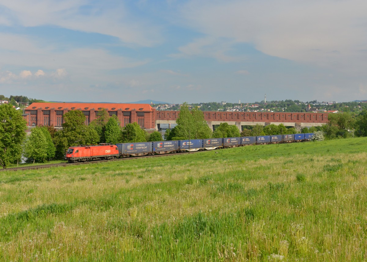 1116 257 mit einem Containerzug am 14.05.2015 bei Passau. 
