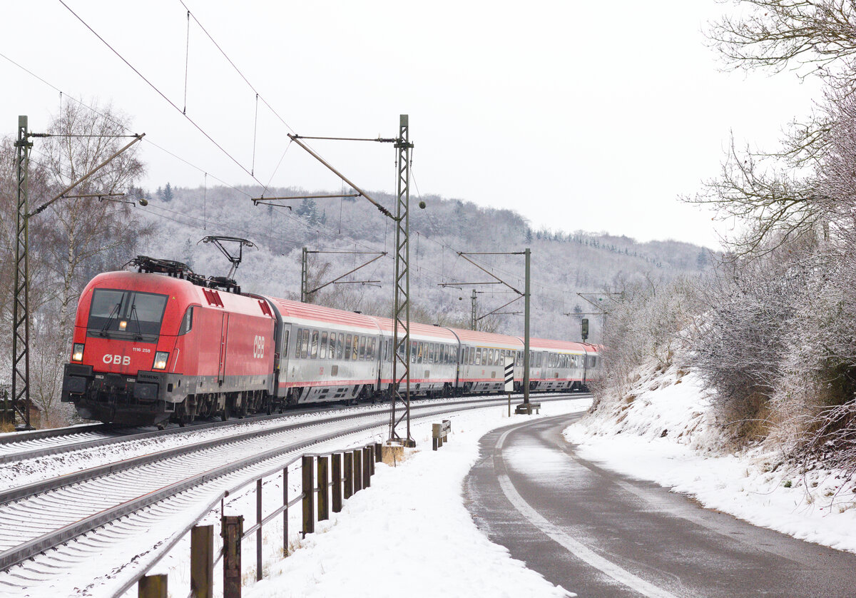 1116 258 mit EC113 Frankfurt-Klagenfurt am 11.12.2021 bei Urspring. Hinten schiebt 1116 064. 