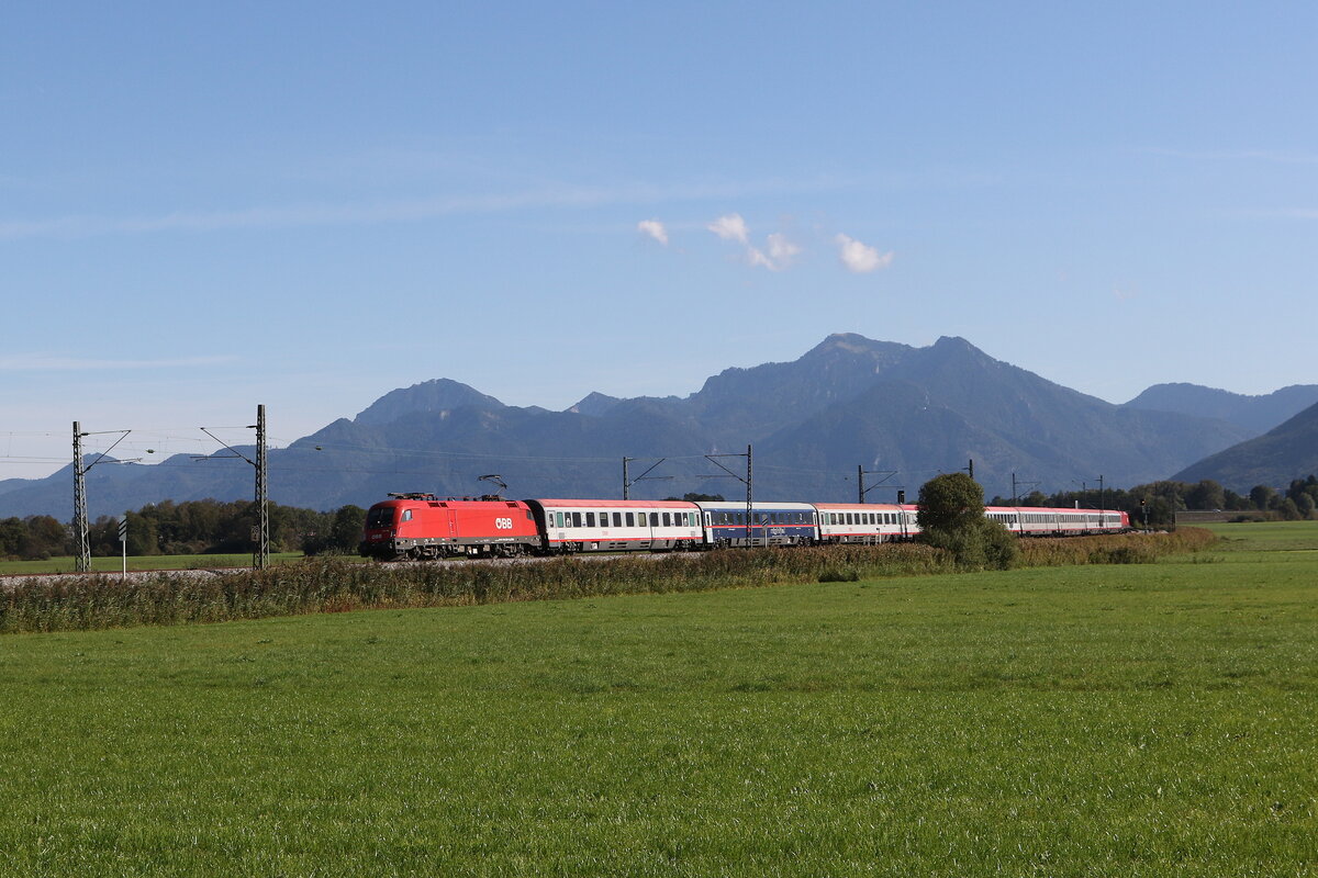 1116 258 mit einem  EC  aus Salzburg kommend am 2. Oktober 2021 bei Bernau am Chiemsee.