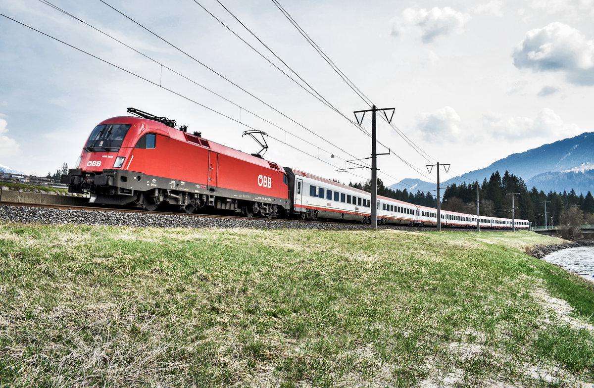 1116 260-1 durchfährt mit dem IC 533  Lienzer Dolomiten  die Haltestelle Berg im Drautal.
Aufgenommen am 2.1.2019.