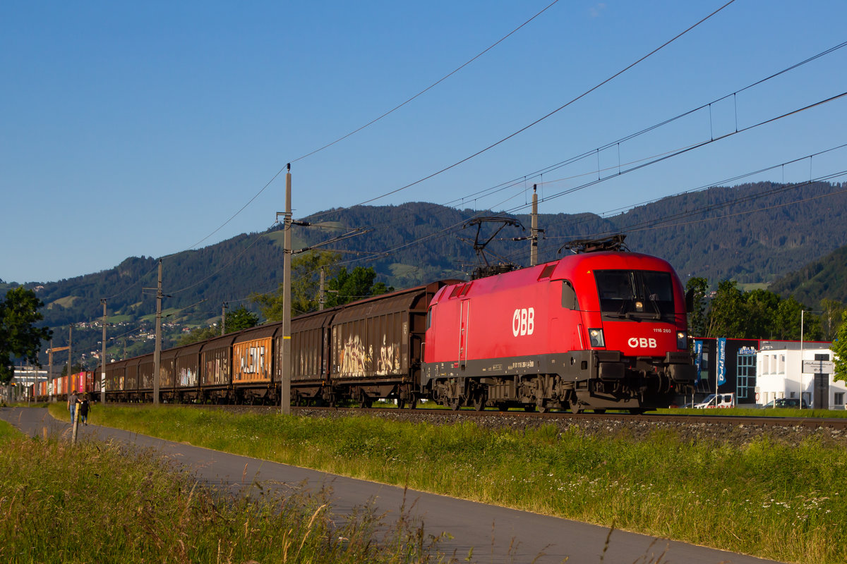 1116 260-1 mit einem Güterzug zwischen Dornbirn und Hohenems. 29.5.20