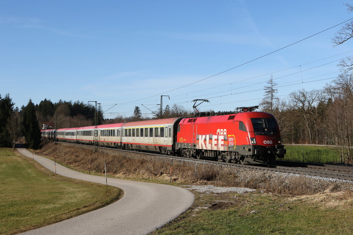 1116 260 mit dem  EC 217  aus München kommend am 30. Dezember 2023 bei Hufschlag im Chiemgau.