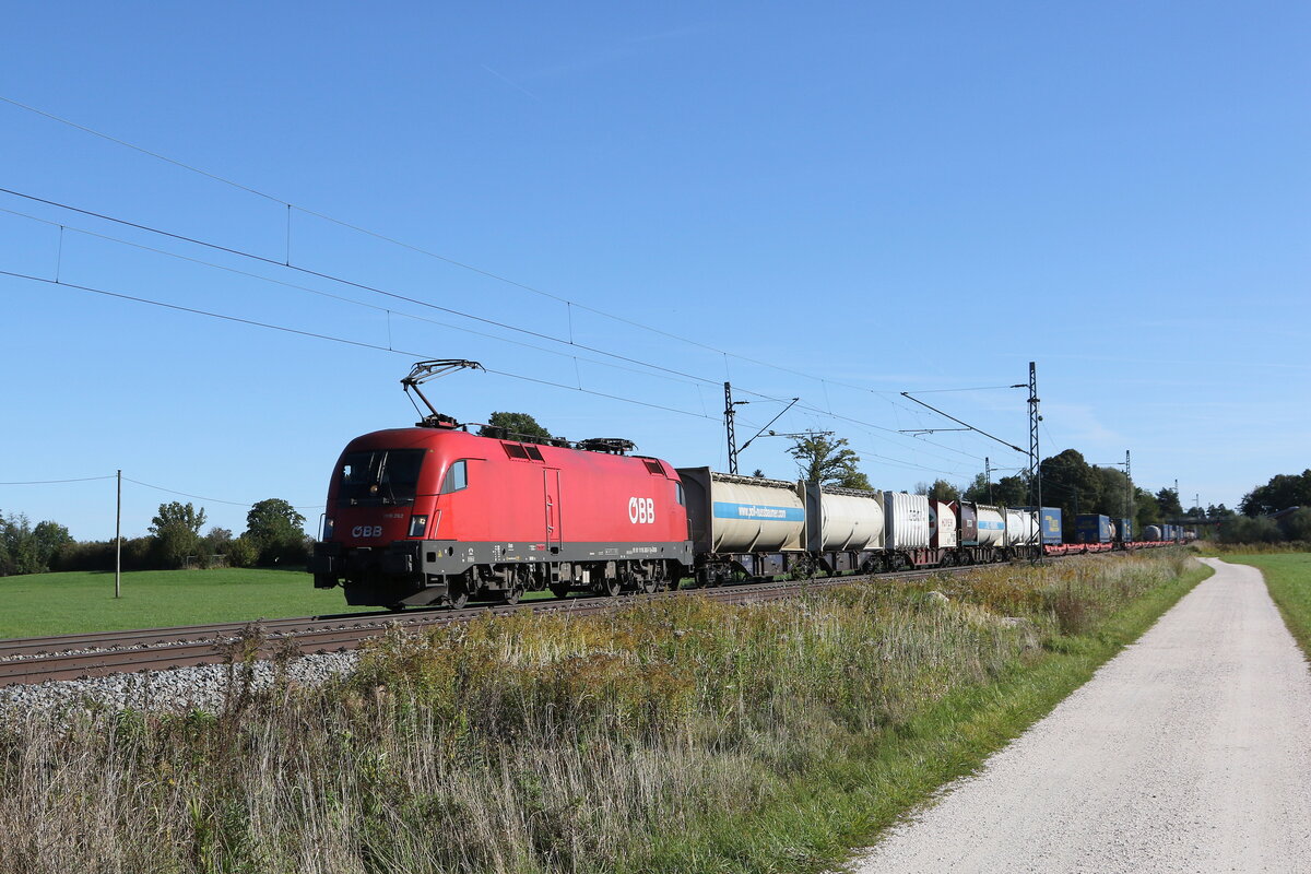 1116 262 mit einem  KLV  aus Salzburg kommend am 15. Oktober 2021 bei Übersee am Chiemsee.