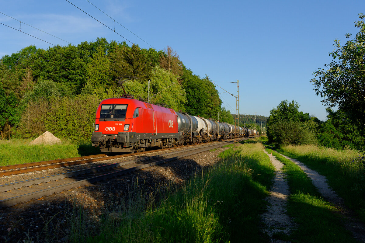 1116 262 ÖBB mit einem Kesselwagenzug bei Postbauer-Heng Richtung Nürnberg, 18.06.2020