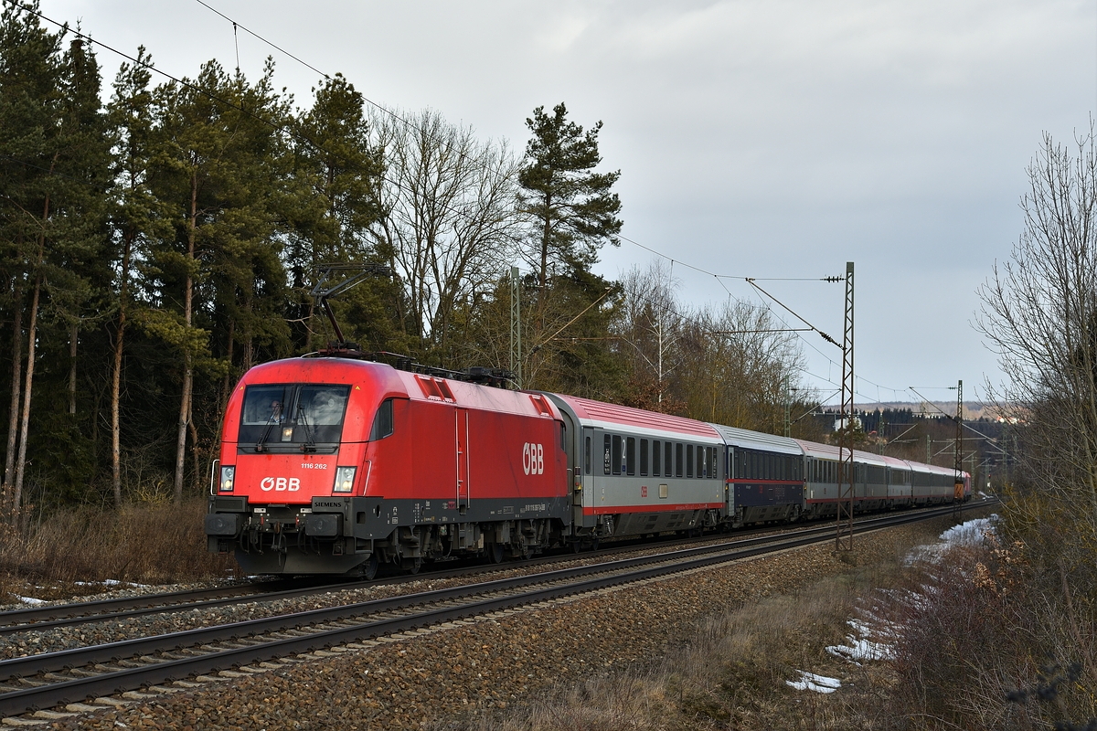 1116 262 war am 9. Februar 2019 Zuglok von EC 113 zwischen Stuttgart und München. Das Bild entstand in Westerstetten.