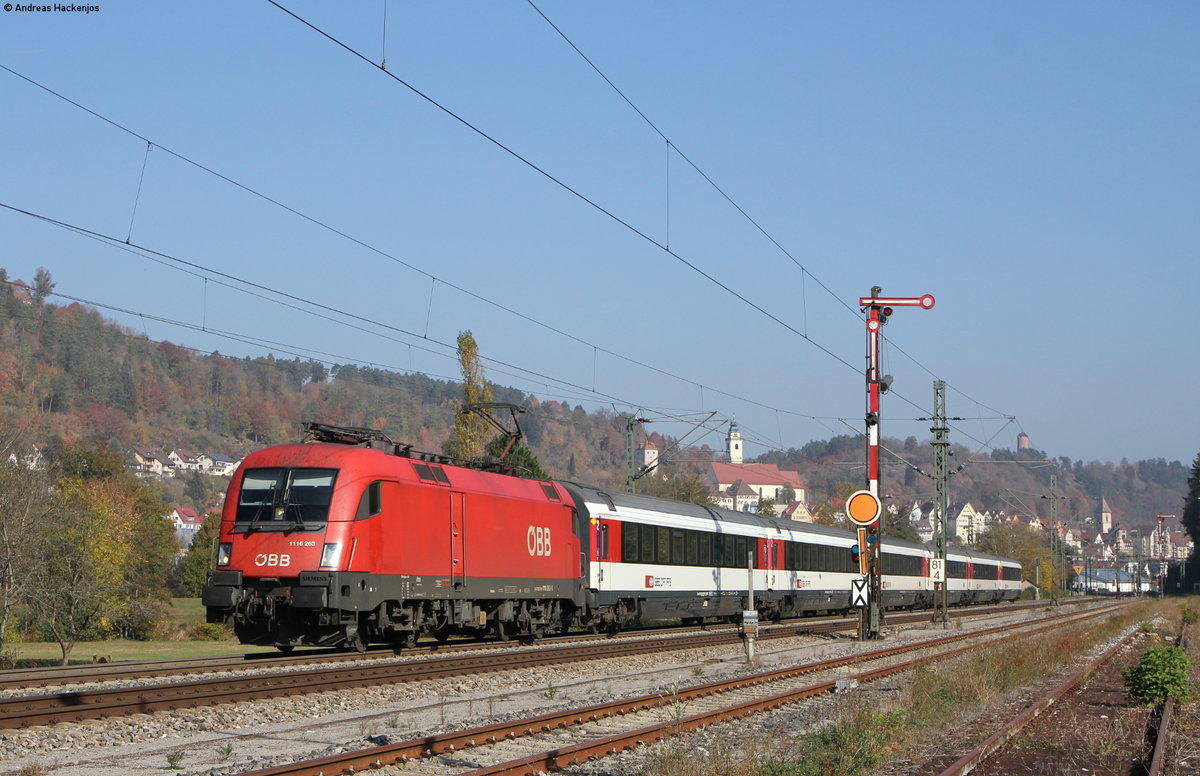 1116 263 mit dem IC 187/RE 50187 (Stuttgart Hbf-Zürich HB/Singen(Htw)) bei Horb 21.10.18. Das rechte Gleis endet vor mir und bis dorthin verläuft ein Weg