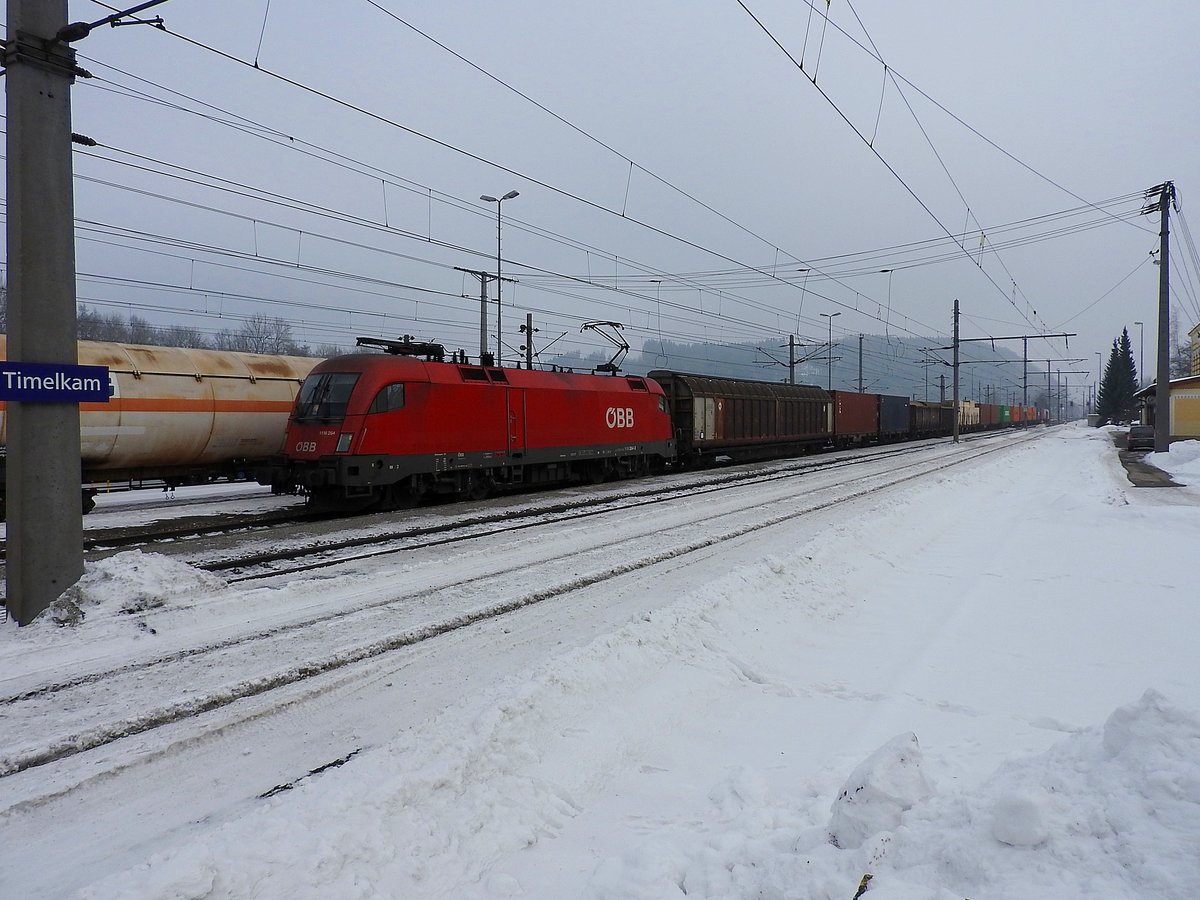 1116 264-3 zieht einen gemischten Güterzug durch den verschneiten Bahnhof Timelkam; 170128