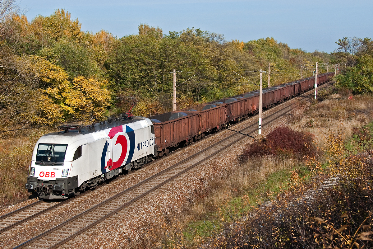 1116 264  Hitradio 3  ist mit einem Gterzug in Richtung Deutsch Wagram unterwgs. Strasshof, am 15.10.2013.