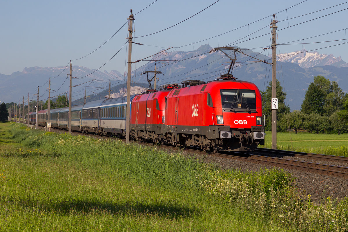 1116 268-4 zieht mit ihrere Schwester den EuroNight durch Vorarlberg auf der Umleiterstrecke nach Zürich . Zwischen Hohenems und Dornbirn. Fahrtrichtung Dornbirn. 26.6.2017