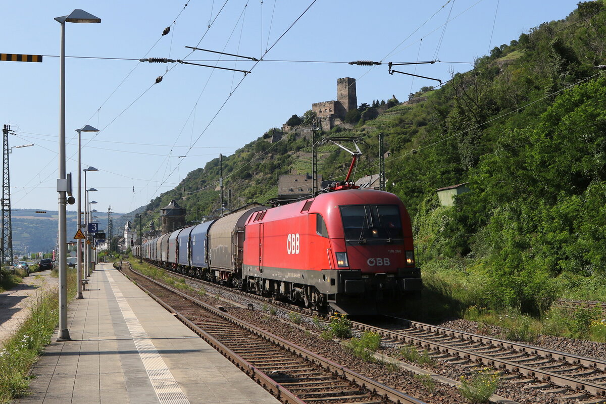 1116 268 mit  Planenwagen  am 21. Juli 2021 bei Kaub am Rhein.