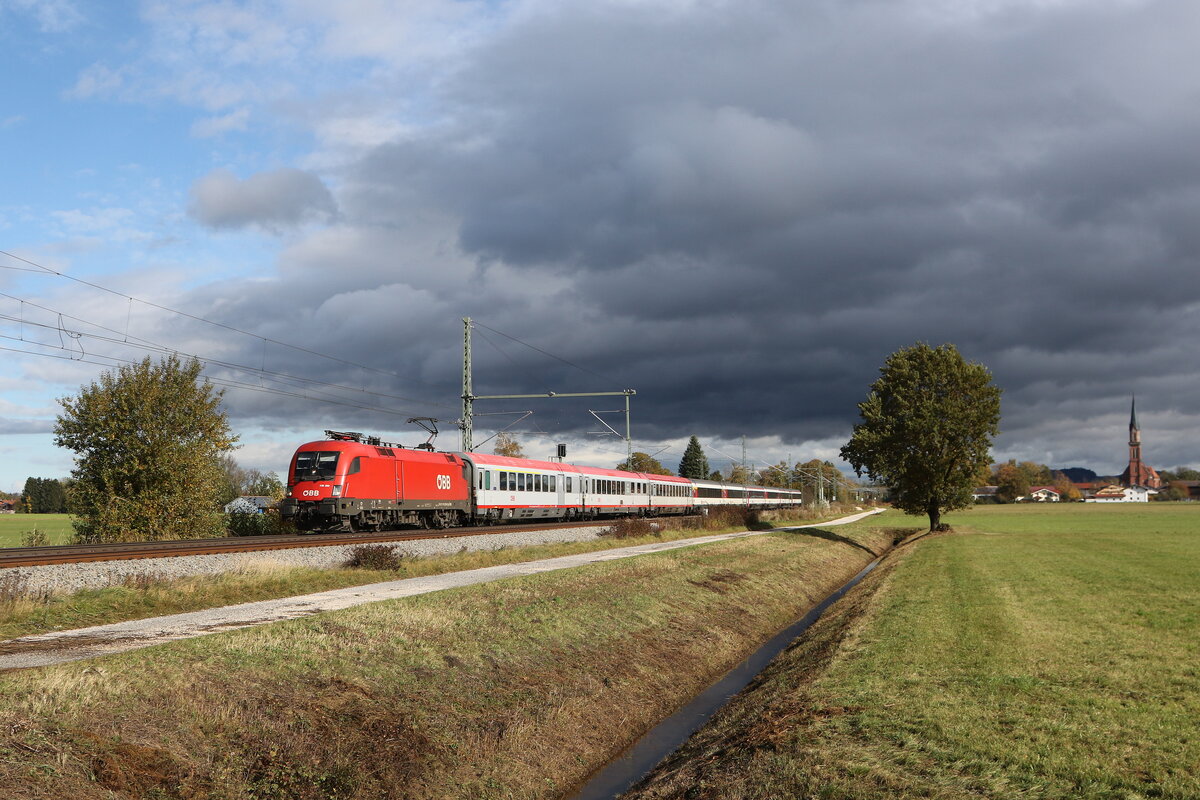 1116 269 mit dem  Transalpin  aus Salzburg kommend am 26. Oktober 2025 bei Übersee am Chiemsee.