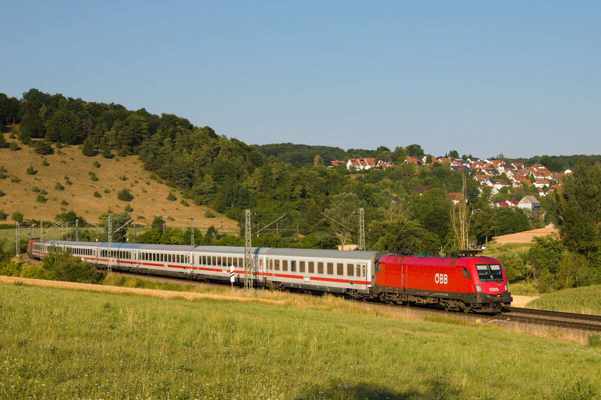 1116 271 mit IC890 Bregenz-Frankfurt (Ersatz für RJ Innsbruck-Frankfurt) am 24.07.2022 zwischen Lonsee und Urspring. Geschoben wurde die Garnitur von einer unbekannten 1X16). 