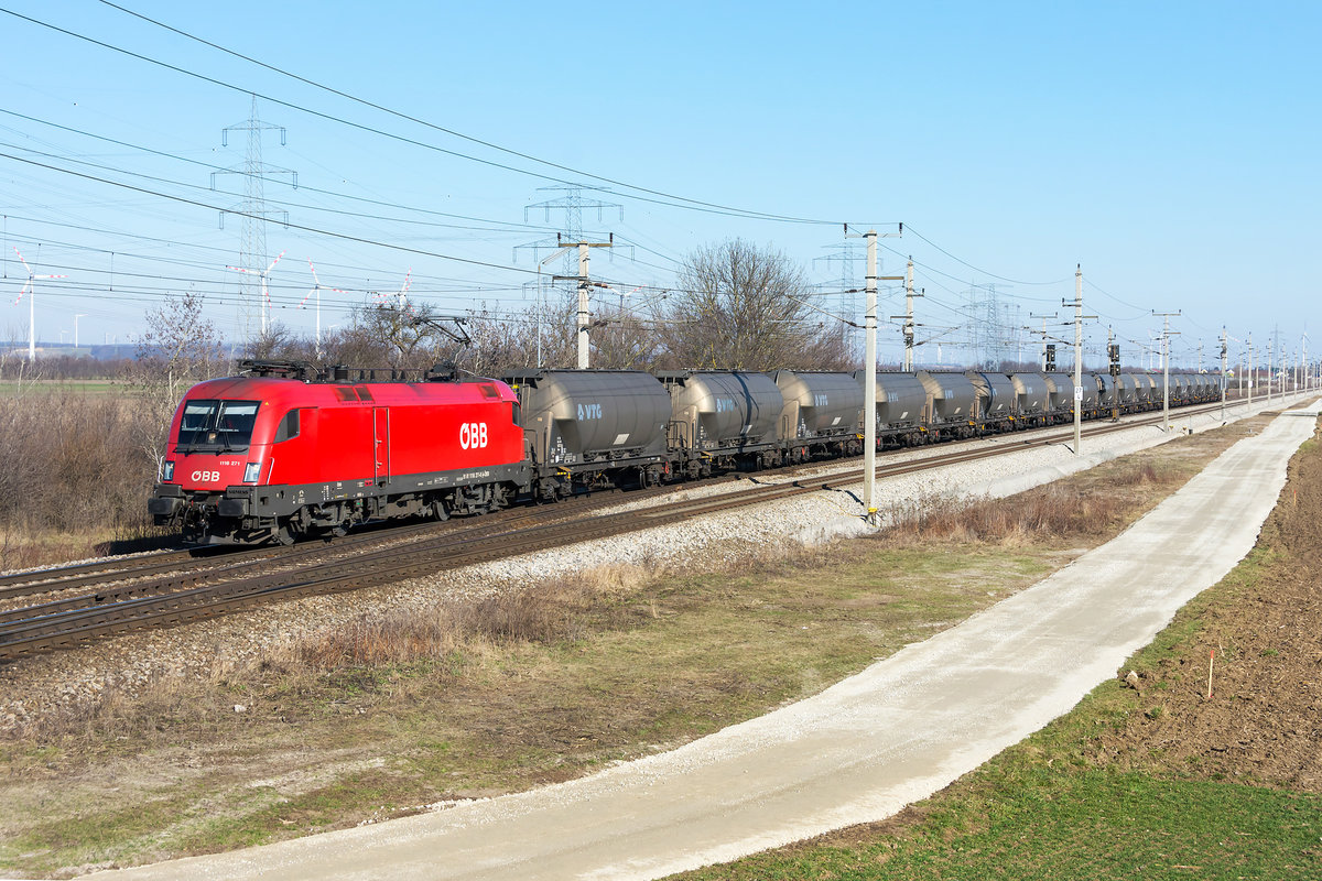 1116 271 mit VTG Ganzzug, unterwegs auf der Ostbahn bei Götzendorf. Das Foto entstand am 07.03.2021.