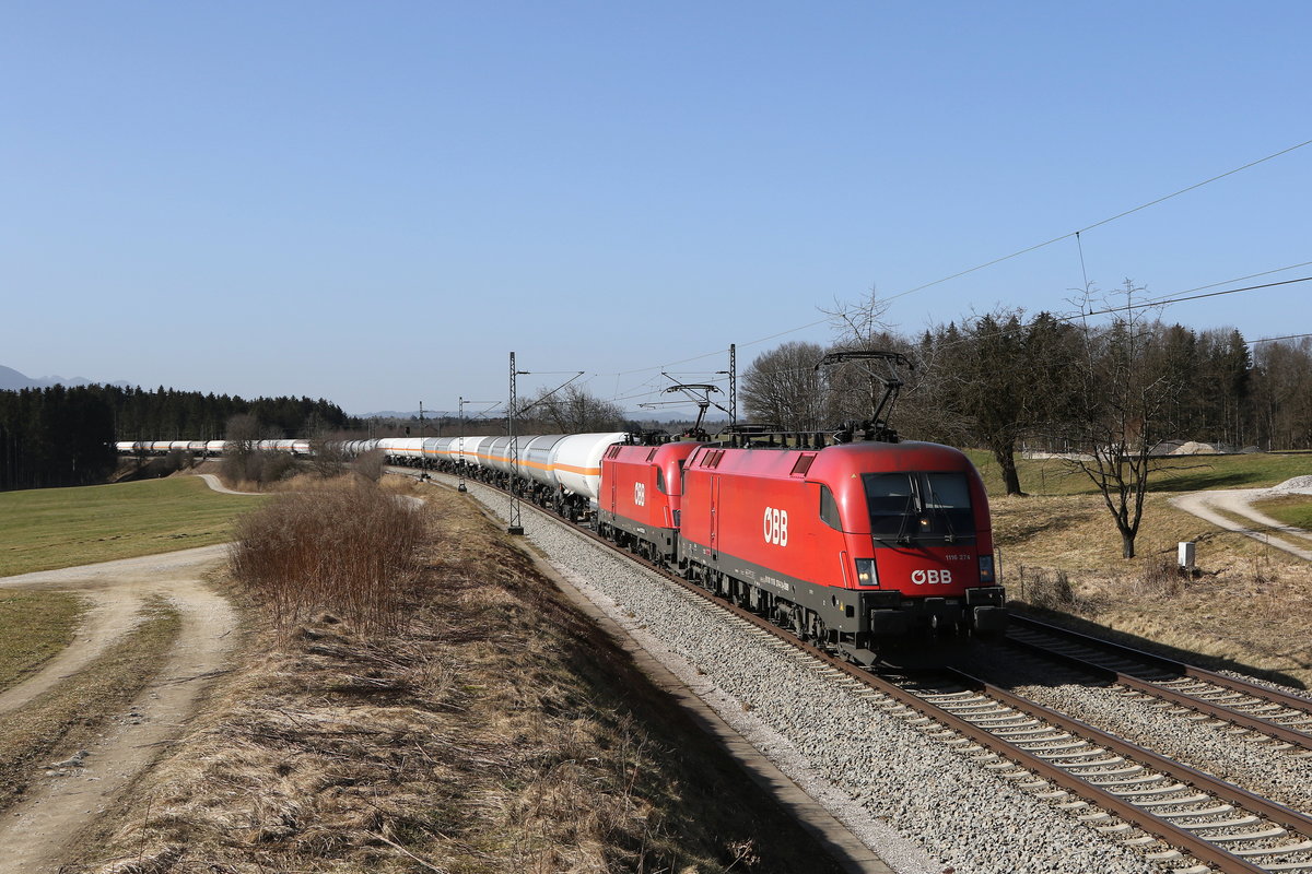 1116 274 & 1116 272 waren am 25. Februar 2021 mit Druckgaskesselwagen in Richtung Salzburg unterwegs. Aufgenommen bei Grabenstätt im Chiemgau.