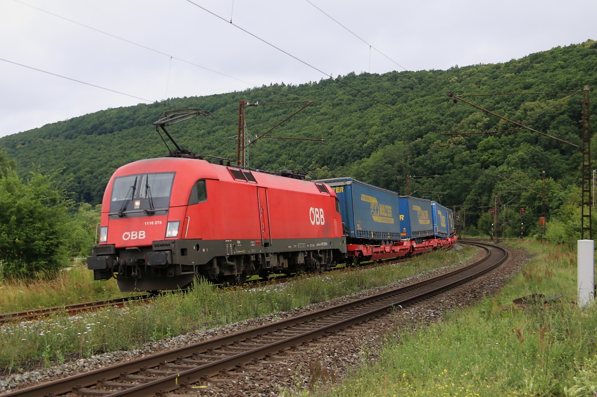 1116 275 mit LKW-Walter KLV-Zug in Fahrtrichtung Süden. Aufgenommen am 10.07.2014 in Wernfeld.