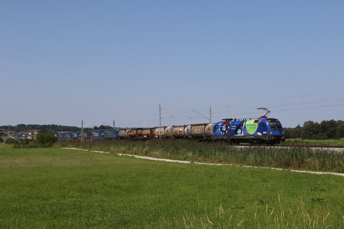 1116 276  25 Jahre Österreich in der EU  war mit einem  KLV  am 11. August 2020 bei Bernau am Chiemsee in Richtung Salzburg unterwegs.