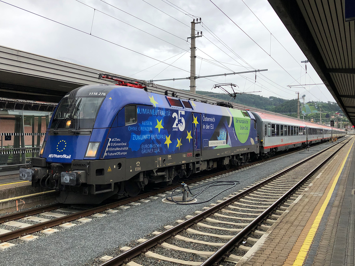 1116 276  EU-Lok  wartet mit ihrem REX 5333 am Bahnsteig 6 auf die Abfahrt nach Kufstein. Innsbruck Hbf am 07.06.2021