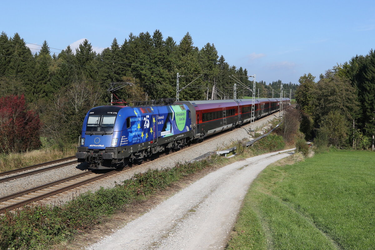1116 276  EU-Taurus  schob einen Railjet am 18. Oktober 2021 bei Grabenstätt im Chiemgau in Richtung Salzburg.