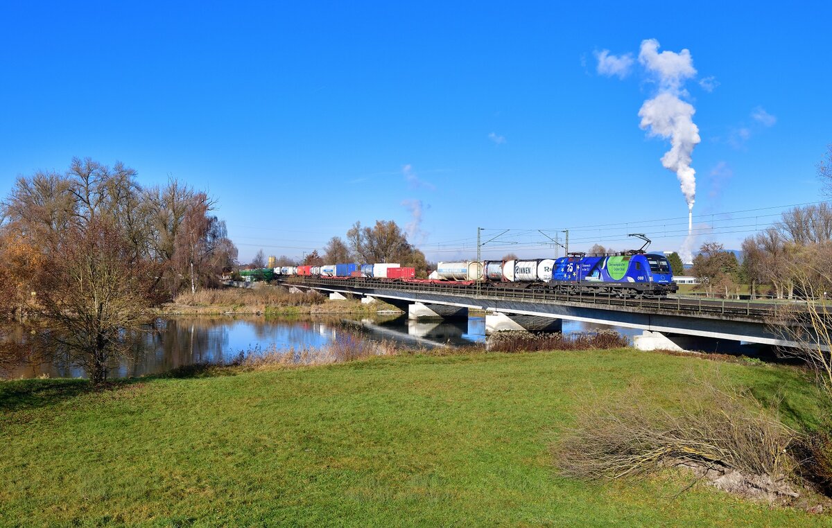 1116 276 mit einem Containerzug am 23.11.2021 bei Plattling.