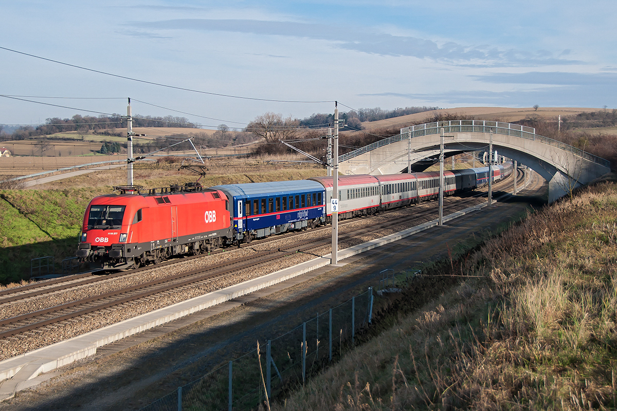 1116 277 bringt Liege- und Schlafwagen am letzten Tag des alten Fahrplanes gen Western. Perschling, am 10.12.2016. (LP 78064 Wien - München).
