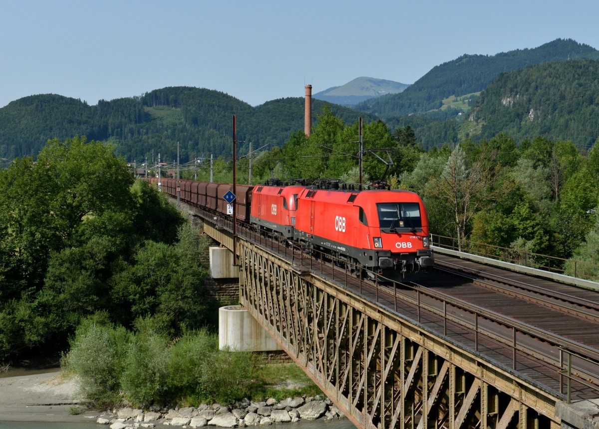 1116 278 + 1116 103 mit einem Erzzug am 03.08.2013 bei der �berquerung der Salzach bei Golling-Abtenau.