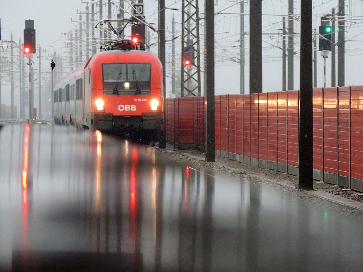 1116 279 erreicht bei strömenden Regenwetter mit IC864 Stadt-Innsbruck den Bahnhof Tullnerfeld; 140902