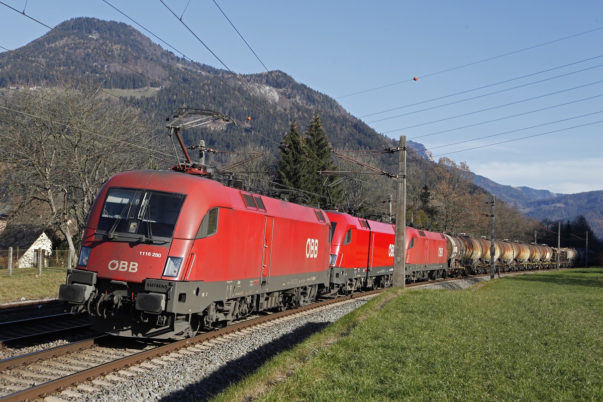 1116 280 + 1016 004 + 1116 162 mit Güterzug nahe Frohnleiten am 28.11.2015.