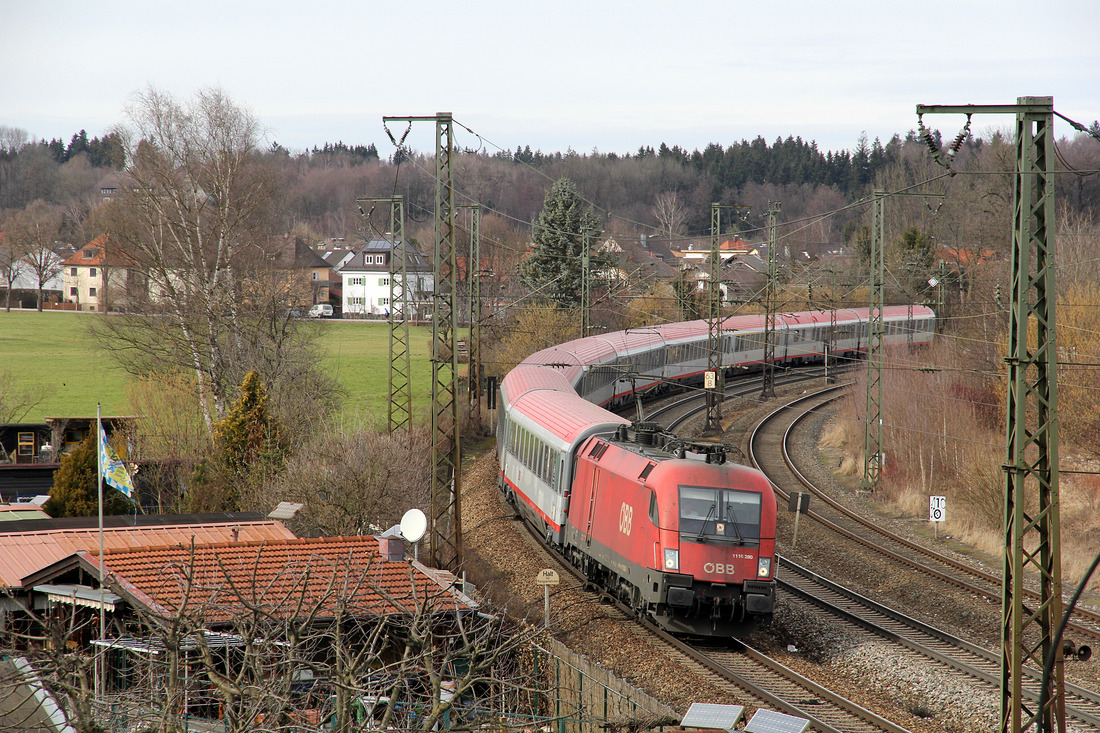 1116 280 mit EC 89  München Hbf - Verona Porta Nuova.
Fotografiert am 26. Februar 2017 in Rosenheim.