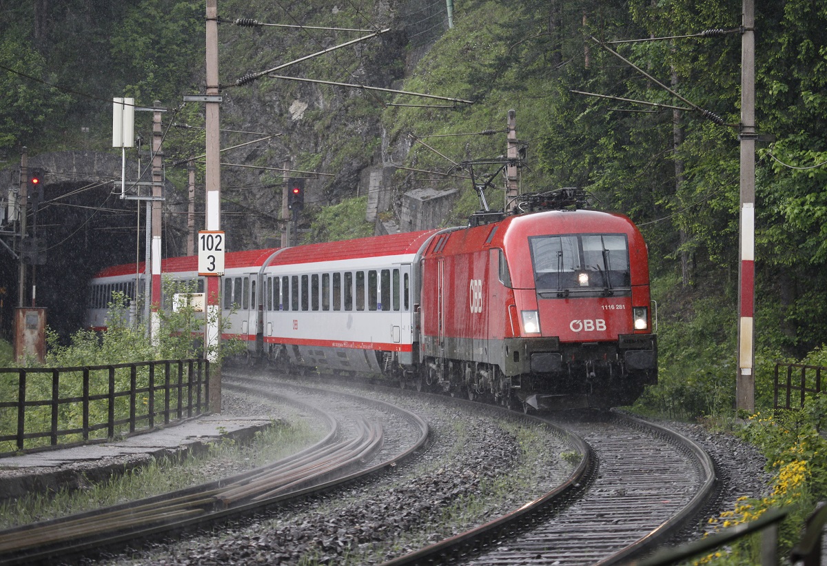 1116 281 hat am 27.05.2014 mit EC102 (Villach - Warschau) soeben den Kartnerkogeltunnel verlassen und wird in wenigen Augenblicken die Haltestelle Wolfsbergkogel durchfahren.