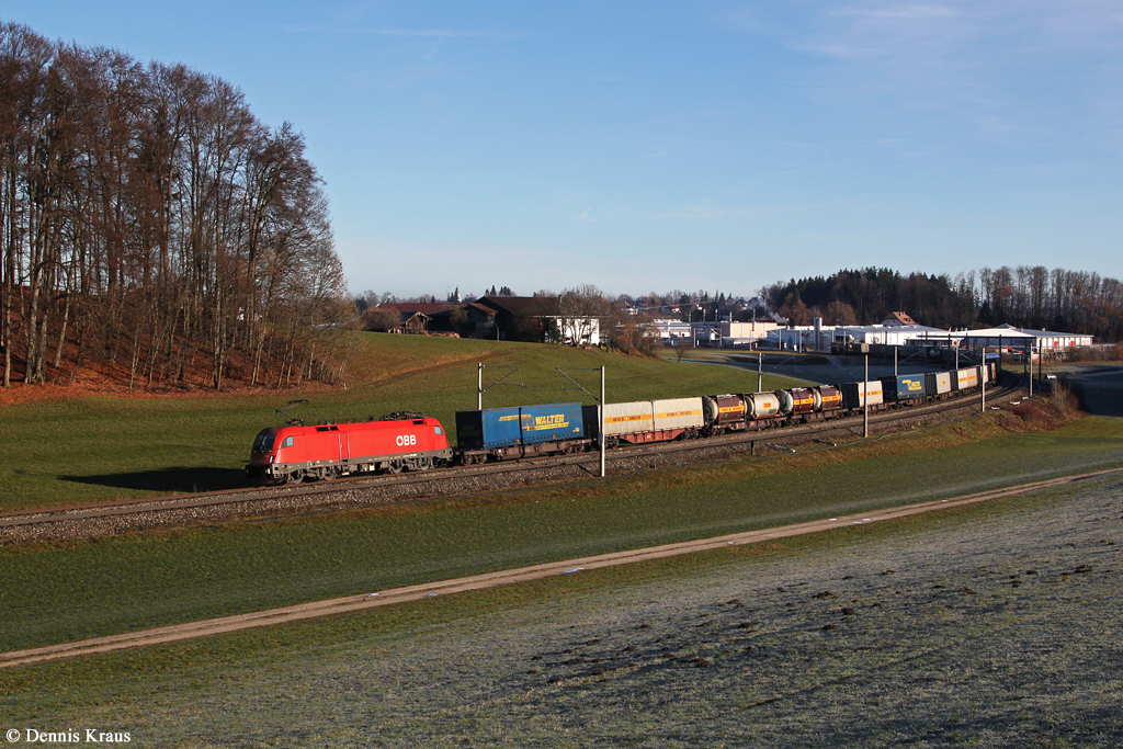 1116 281 mit einem KLV Zug am 21.12.2013 bei Axdorf.