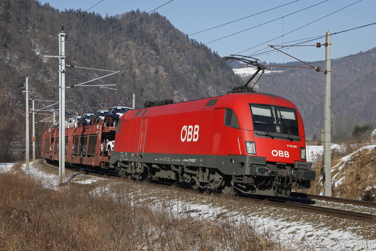 1116 281 mit Güterzug zwischen Bruck/Mur und Pernegg am 23.01.2017. In diesem Bereich wird derzeit eine neue Fahrleitung gebaut. Während das linke Gleis schon die neue Fahrleitung besitzt ist auf dem rechten Gleis noch die alte Fahrleitung zu sehen.