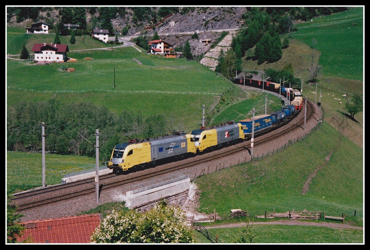 1116 701 + 1116 713 mit Güterzug im Jodoker Bogen am 15.05.2002.
