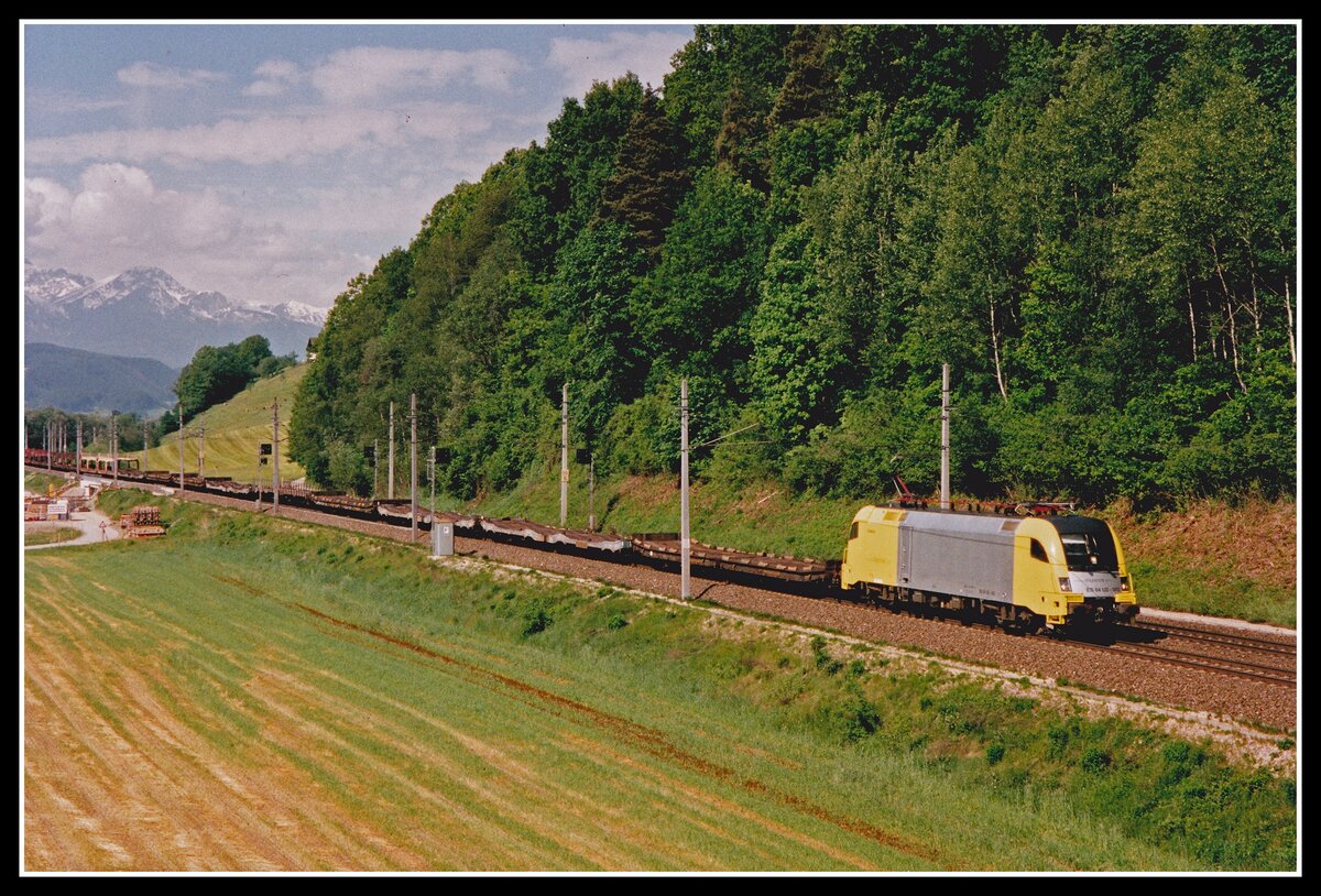 1116 702 mit Güterzug bei Terfens am 14.05.2002.