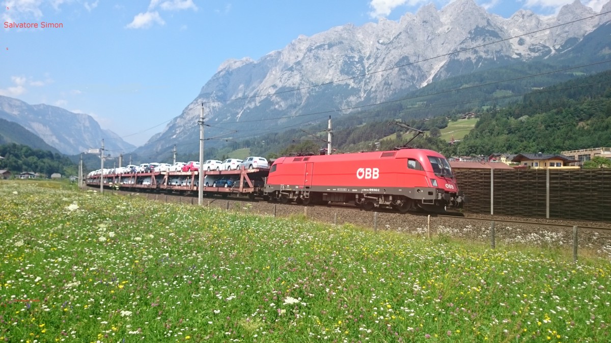 1116 mit Güterzügen in Pfarrwerfen (17.7.15).