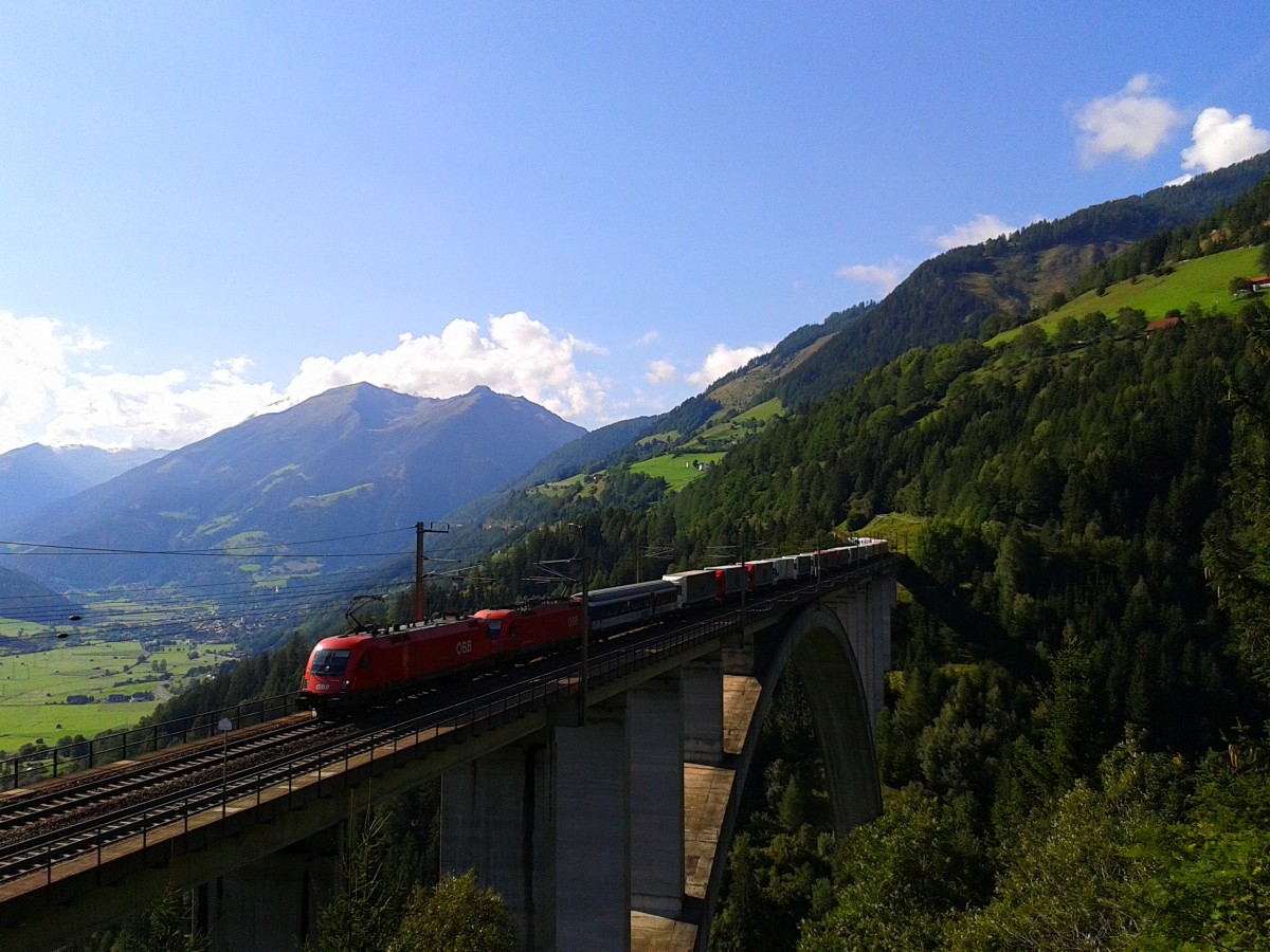 1116 XXX + 1216 XXX mit der ROLA 43253 (Salzburg - Triest) am 26.8.2015 auf der Pfaffenberg-Zwenberg-Brcke.