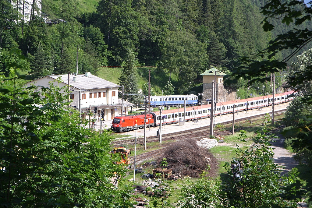 1116 xxx mit dem EC 151 am 10.Juni 2018 im Bahnhof Semmering.