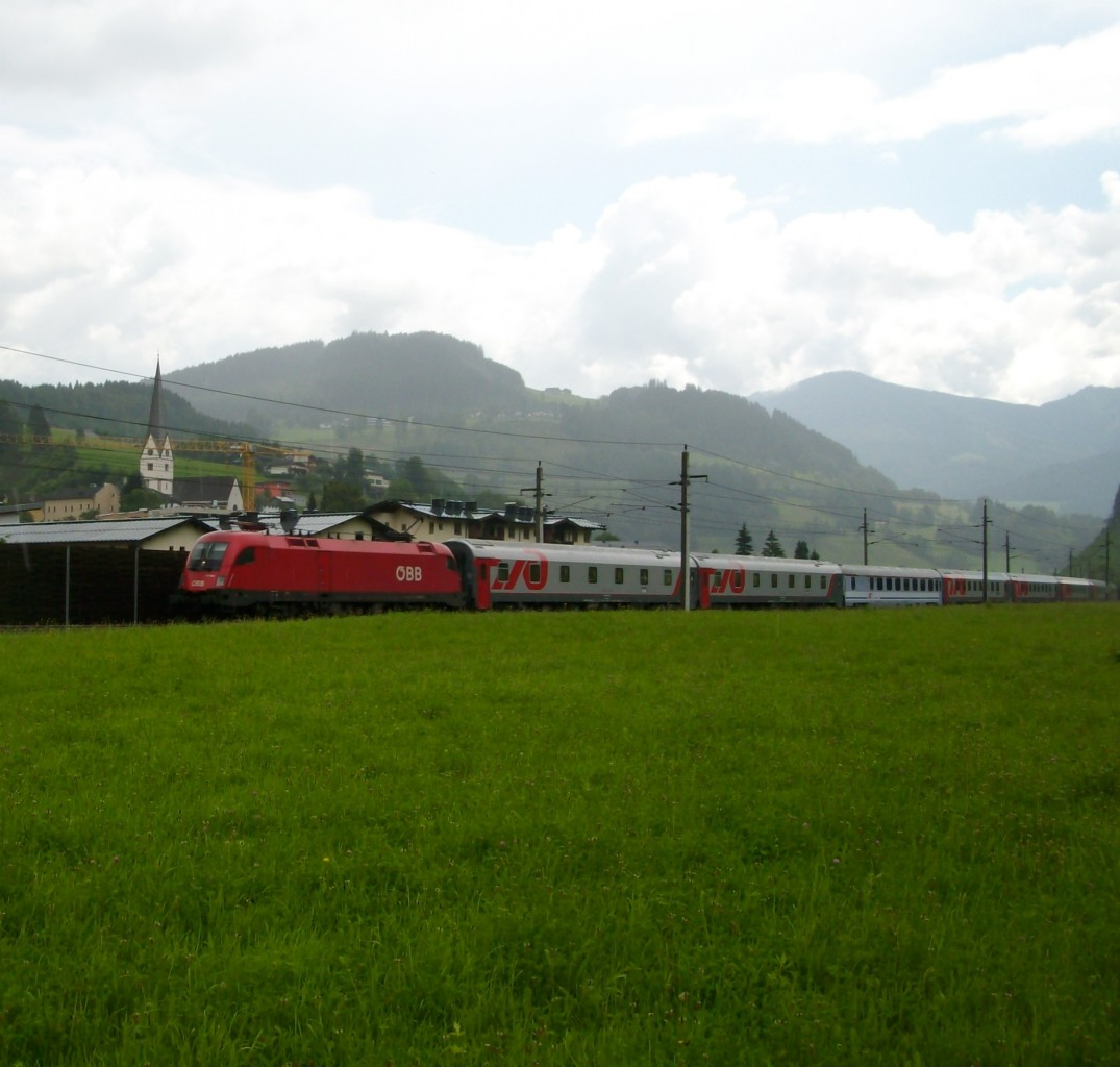 1116 XXX mit dem  Russenzug , D 408 (Nice Ville - Moskva Belorusskaja) am 28.6.2015 nahe der Haltestelle Pfarrwerfen. 
