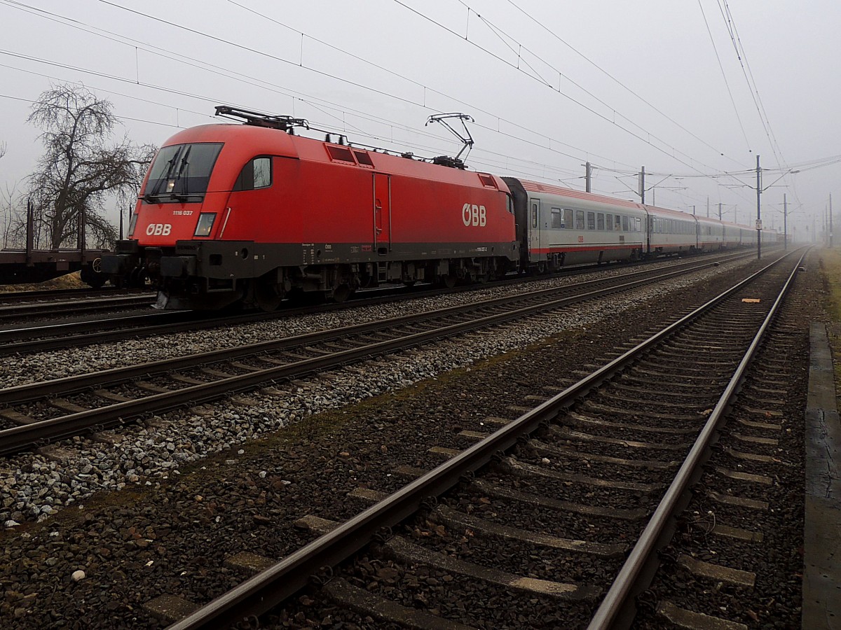 11160 37-3 absolviert bei dichtem Nebel die Zugleistung IC860  St.Anton am Arlberg , und transportiert 9KFZ auf den mitgeführten 4 Autotransportwagen, Durchfahrt Redl-Zipf; 140218