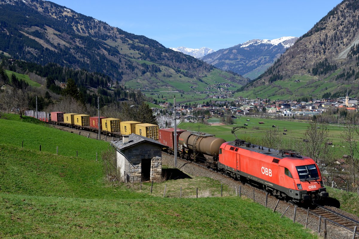 1116.086 mit gemischtem Güterzug auf Bergfahrt zwischen Bad Hofgastein und Angertal (24. April 2013).