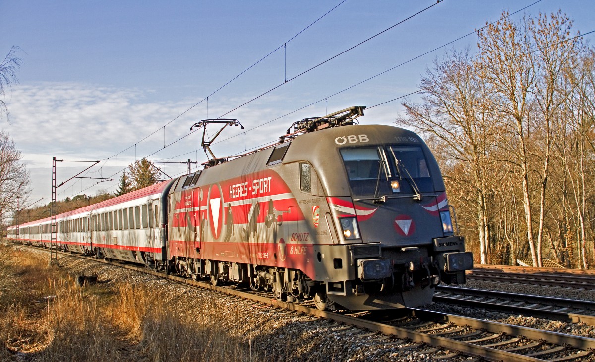 1116.138 ist in Kriegsbemalung am 13.01.2014 mit eimem EC bei Eglharting in Richtung Rosenheim unterwegs.