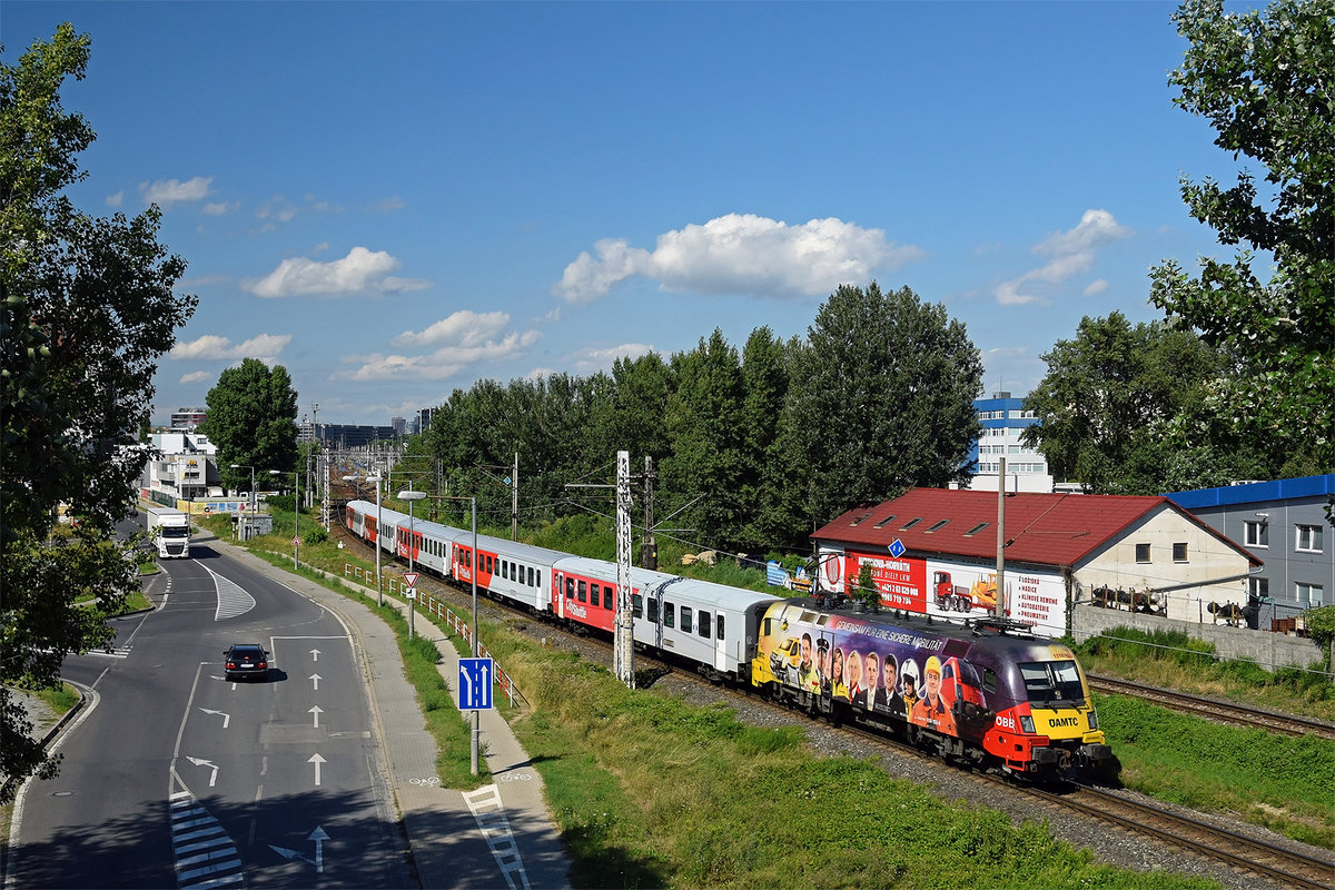 1116.153, die ÖAMTC Lok 2 verlässt am 20.07.2016 den Bahnhof Bratislava-Petrzalka mit dem REX 7724 nach Wien Hbf.