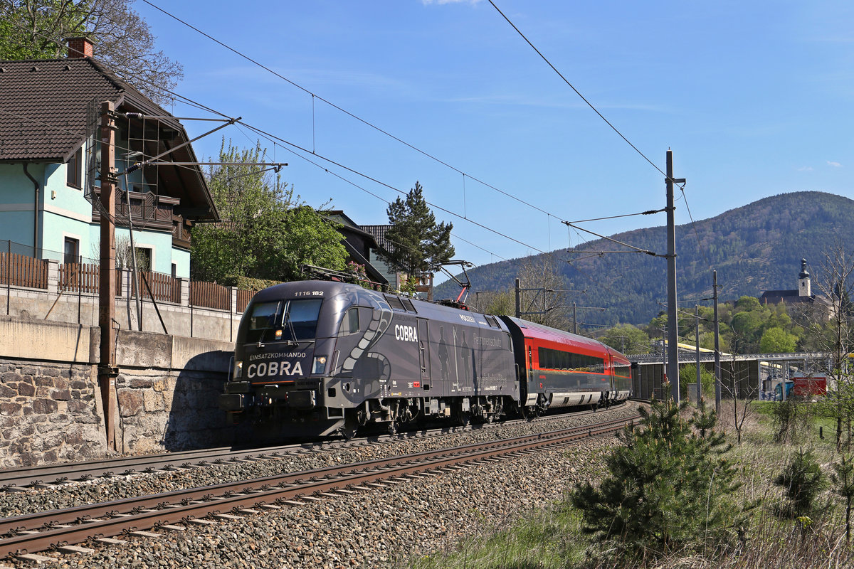 1116.182  Cobra  fährt mit RJ-539 mit dem Schloss Gloggnitz im Hintergrund richtung Semmering. 24.4.17