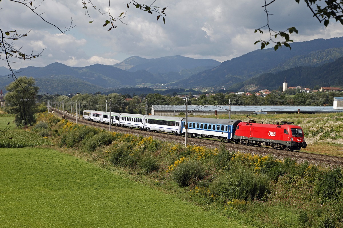 1116.197 mit EC102 (Villach-Warschau) hat 4.09.2013 soeben den Bahnhof Marein-St.Lorenzen durchfahren und strebt weiter dem Semmering entgegen. 