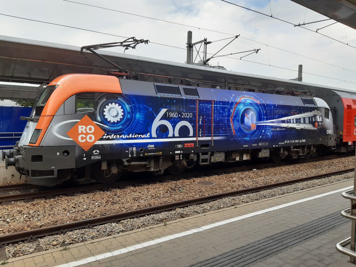 1116.199-1 mit der perfekt gelungene Folierung von ROCO 1960 - 2020 am 29.08.2020 in Wien Meidling.
R 2346 von Bhf. Wr.Neustadt nach Bhf. Bernhardsthal unterwegs.