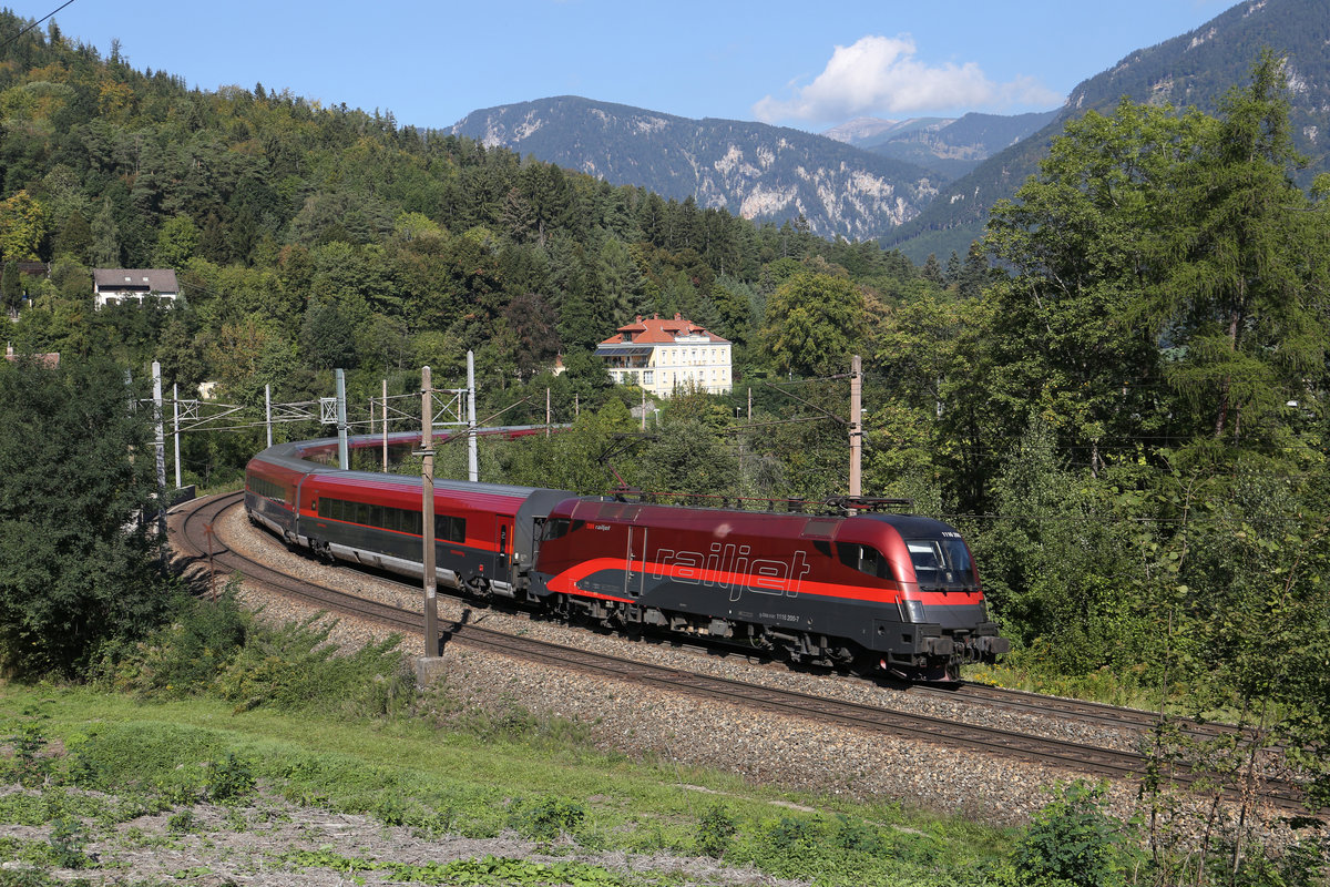 1116.200,die auch von der falschen Seite durch den durchgezogenen Streifen und der originalen Lackierung sehr fotogen ist,fährt mit RJ-559 in Küb bergwärts. 18.9.18