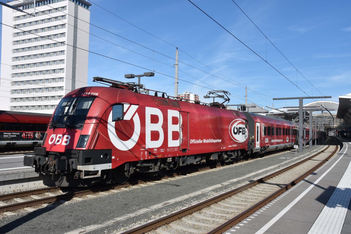 1116.225 wartet auf Ausfahrt am 24. Oktober 2015 um 12:55 im Salzburger Hauptbahnhof 