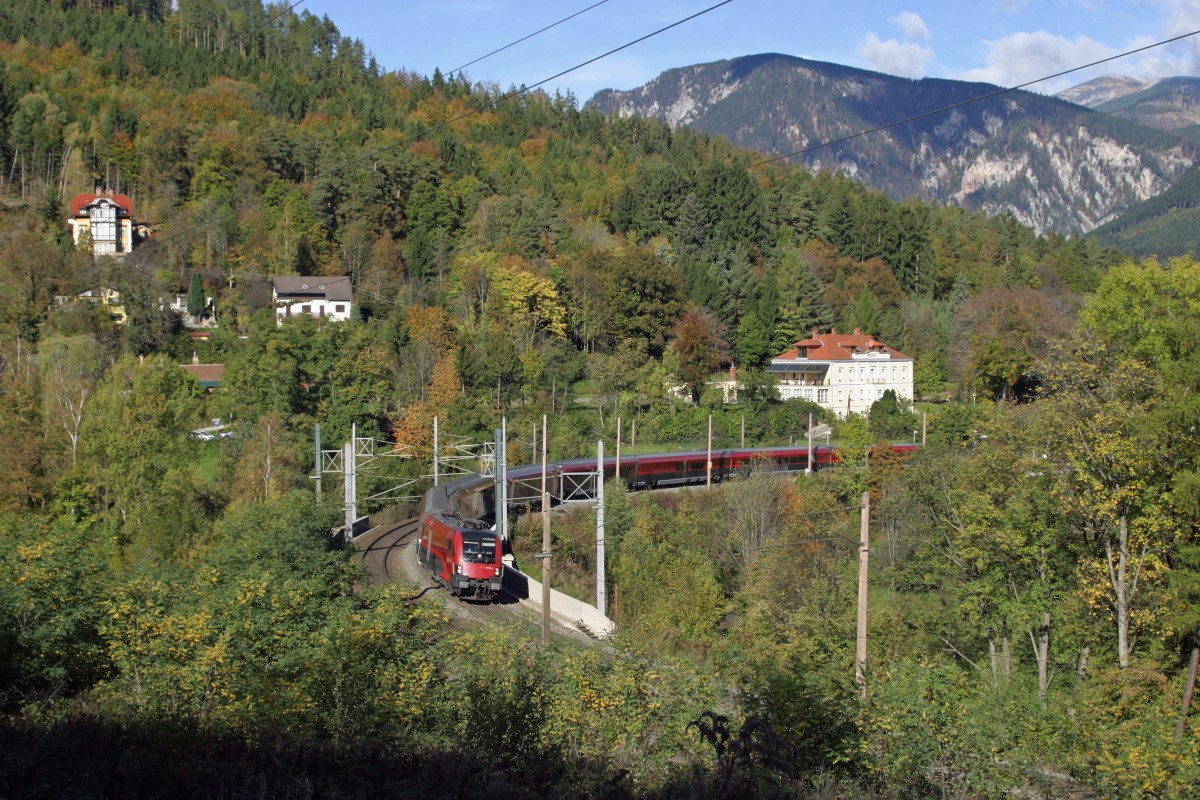 1116.238 als RJ-557 durchfährt das Herbstliche Küb mit dem Schneeberg im Hintergrund am 18.10.14