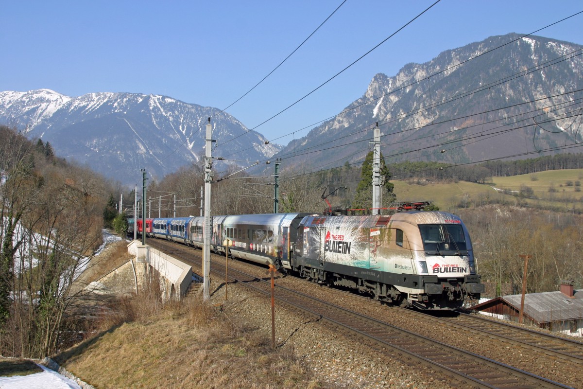 1116.248 Red Bulletin Fashion Train als RJ-559 überqhert den Payerbachgraben-Viadukt mit der Rax im Hintergrund. 21.2.15